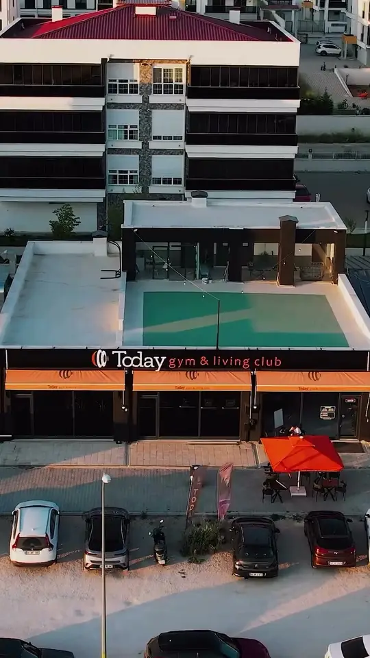 Drone ile gündüz ve gece çekilmiş Today gym & living club binası ve önündeki kafe