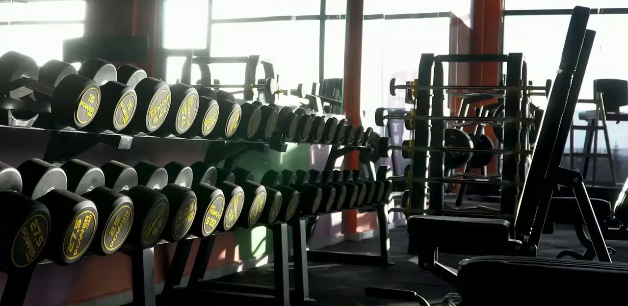 Rafta dizili ağırlık plakaları, yakın plan